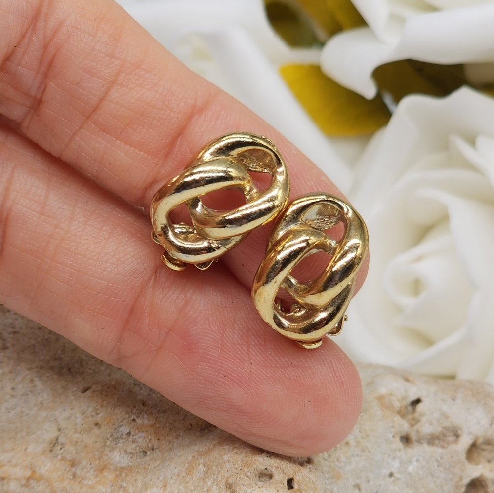 🔥10 for $30🔥 bundle for SUPER DEAL Small Clips Earrings Gold Vintage